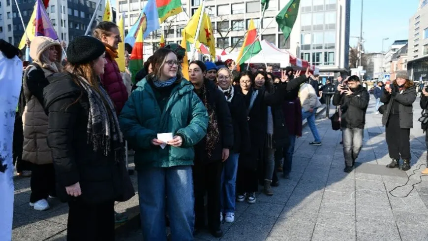 Karwana duyemîn a ji bo Rojava ji Darmstadtê ber bi Frankfurtê ve bi rê ket