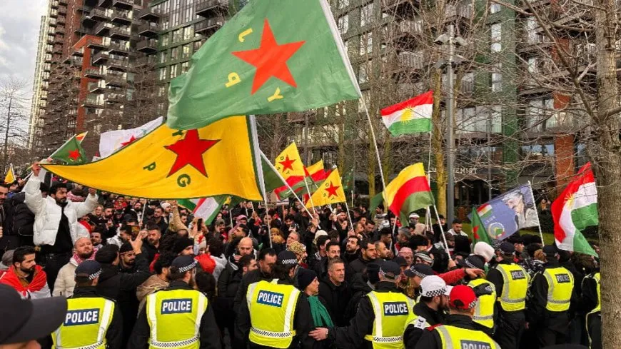 Kurdistaniyên li Londonê li ber Balyozxaneya DYA'yê çalakî kir