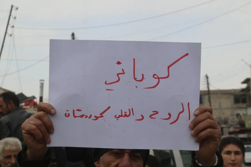 Dengên li hember dorpêça li ser Kobanê bilind dibin