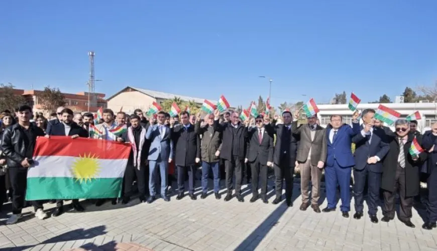 Xwendekar û mamosteyên başur beşdarî çalakiyên piştgiriya Rojava bûn