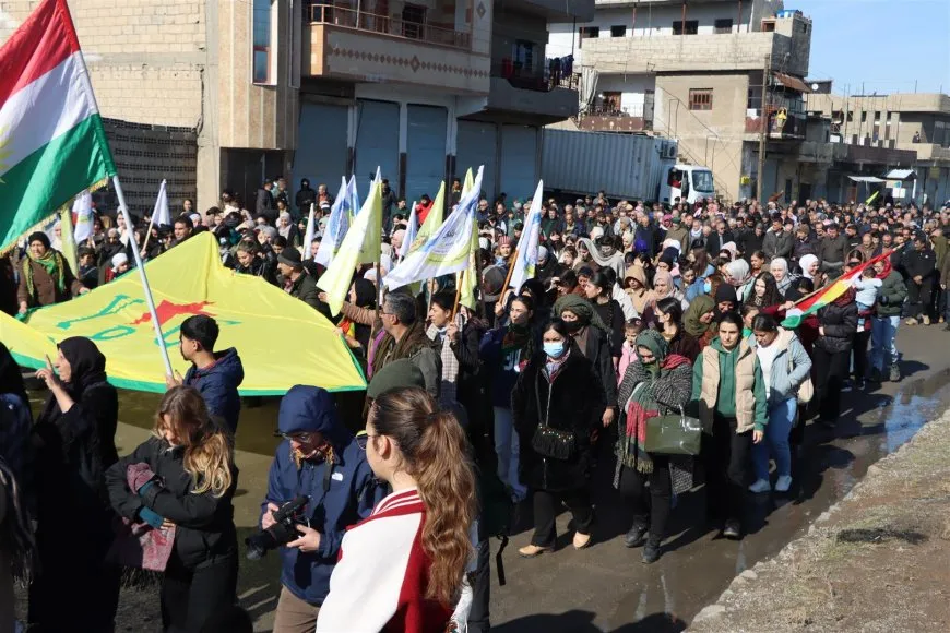 Şêniyên Dêrikê di salvegera serkeftina Kobanê de meşek li dar xist