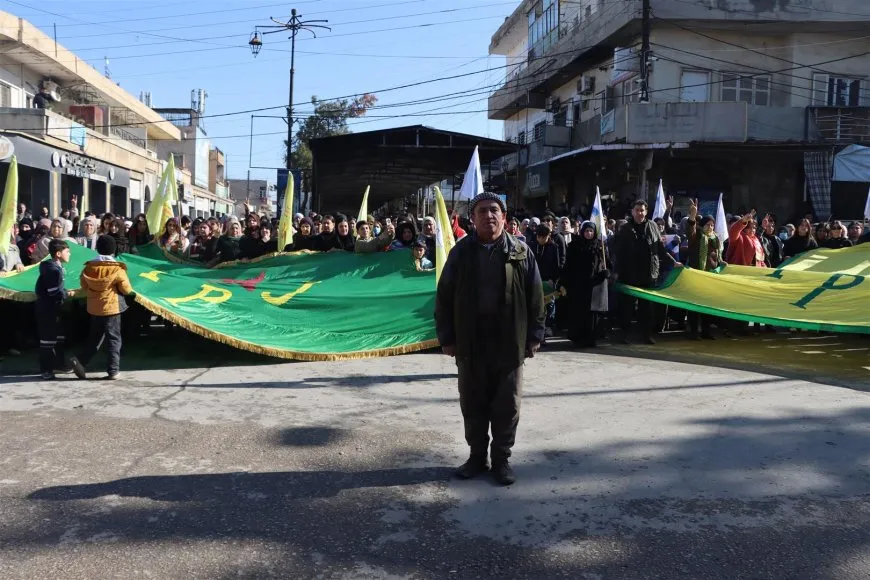 Şêniyên Dêrikê di salvegera serkeftina Kobanê de meşek li dar xist