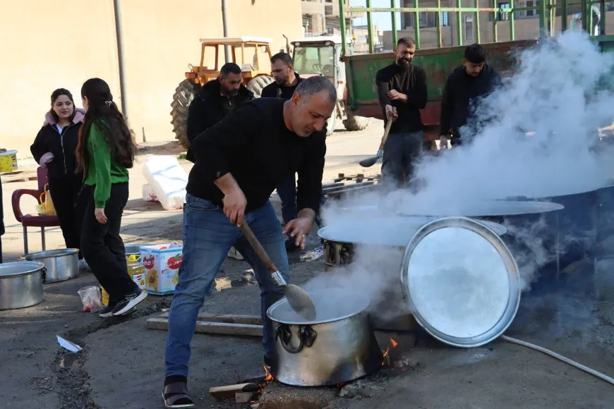 Şêniyên Tirbespiyê ji hêzên leşkerî re xwarinê amade dikin