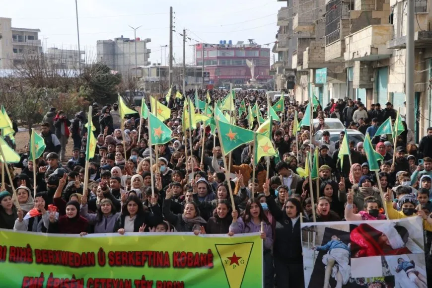 Şêniyên Kobanê bi boneya salvegera rizgarkirina bajarê xwe meşiyan