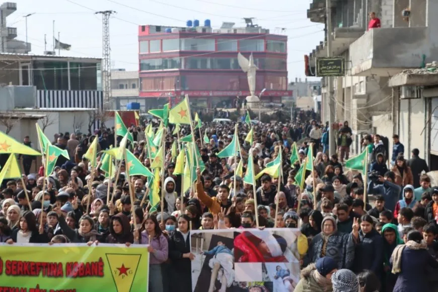Şêniyên Kobanê bi boneya salvegera rizgarkirina bajarê xwe meşiyan
