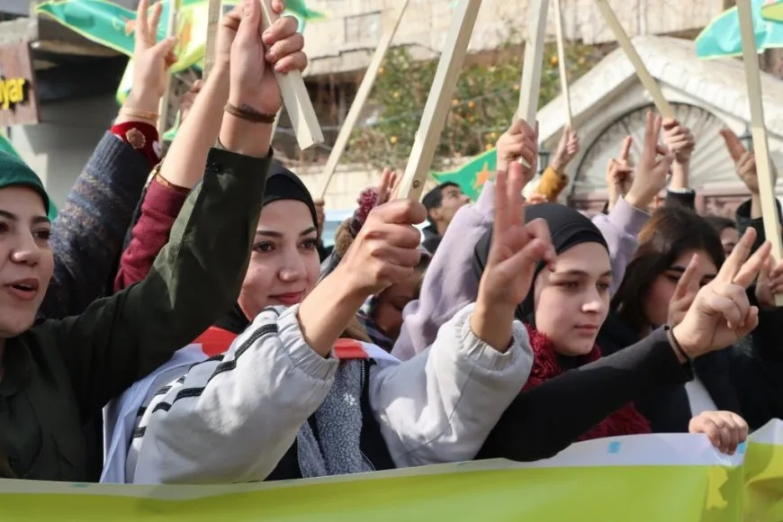 Şêniyên Kobanê bi boneya salvegera rizgarkirina bajarê xwe meşiyan