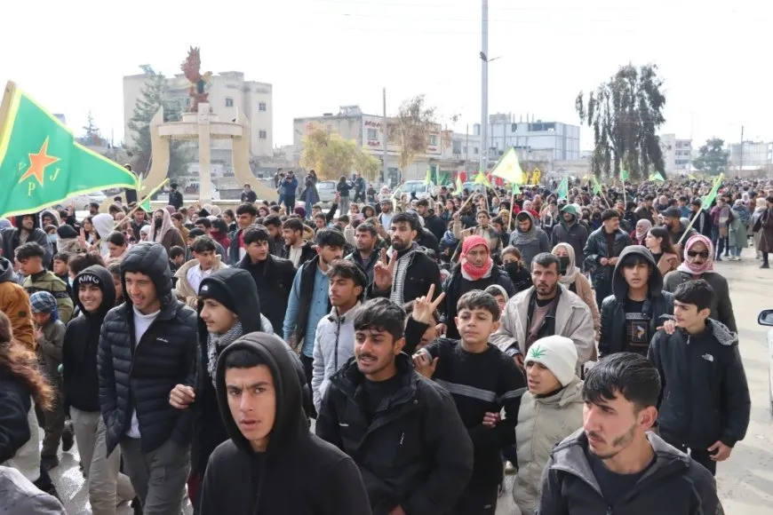 Şêniyên Kobanê bi boneya salvegera rizgarkirina bajarê xwe meşiyan
