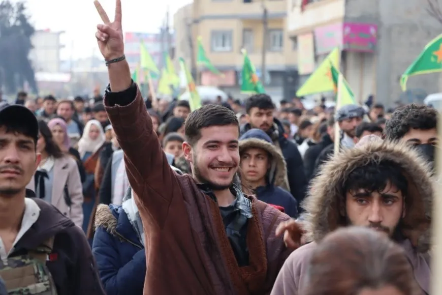 Şêniyên Kobanê bi boneya salvegera rizgarkirina bajarê xwe meşiyan