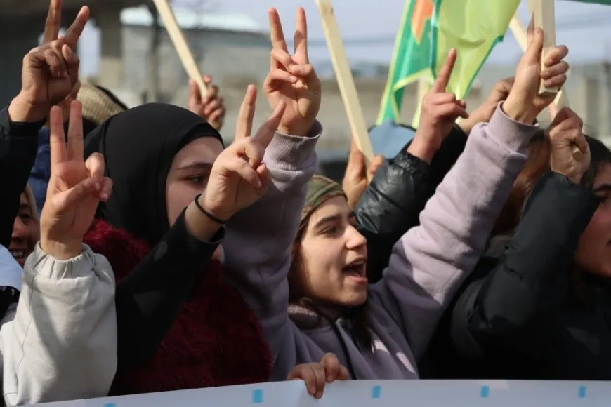 Şêniyên Kobanê bi boneya salvegera rizgarkirina bajarê xwe meşiyan