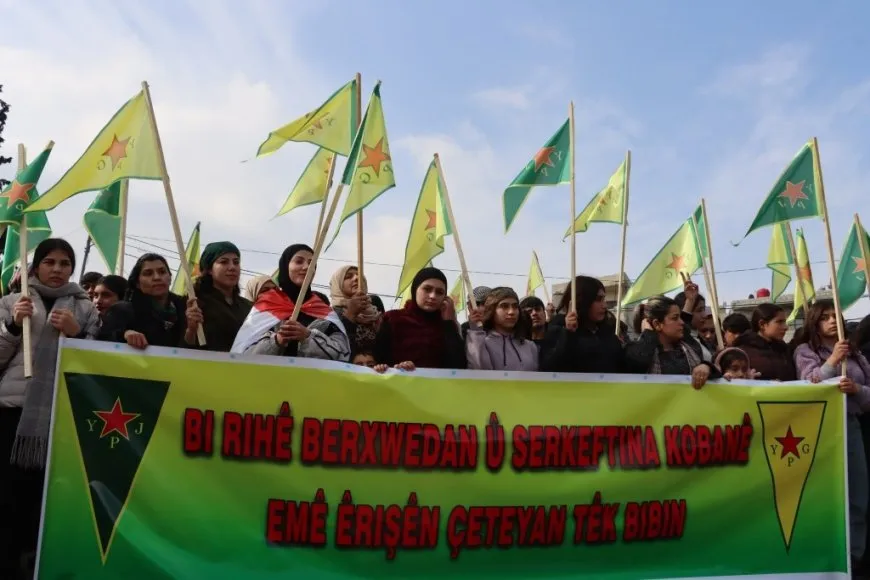 Şêniyên Kobanê bi boneya salvegera rizgarkirina bajarê xwe meşiyan