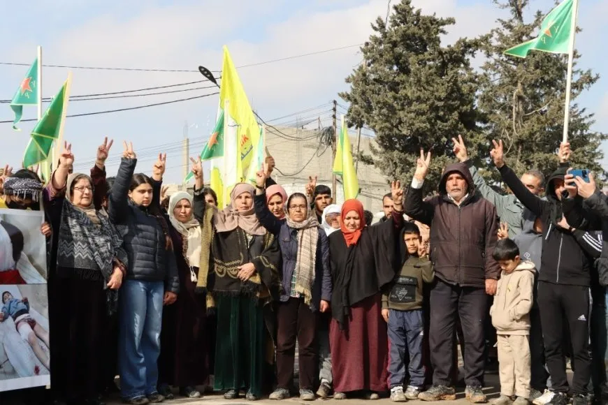Şêniyên Kobanê bi boneya salvegera rizgarkirina bajarê xwe meşiyan