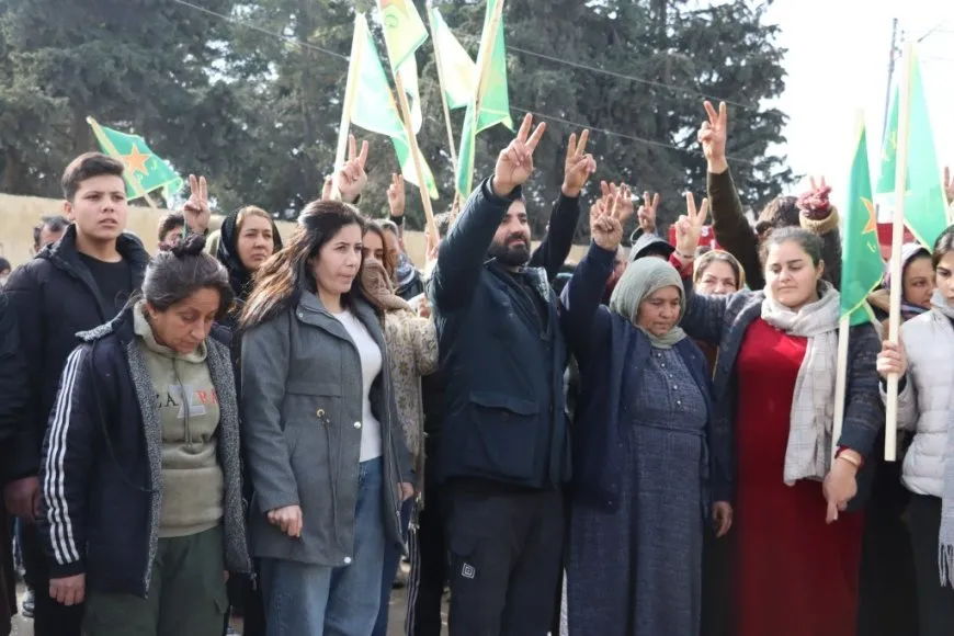 Şêniyên Kobanê bi boneya salvegera rizgarkirina bajarê xwe meşiyan
