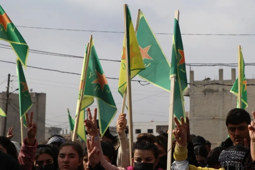 Şêniyên Kobanê bi boneya salvegera rizgarkirina bajarê xwe meşiyan