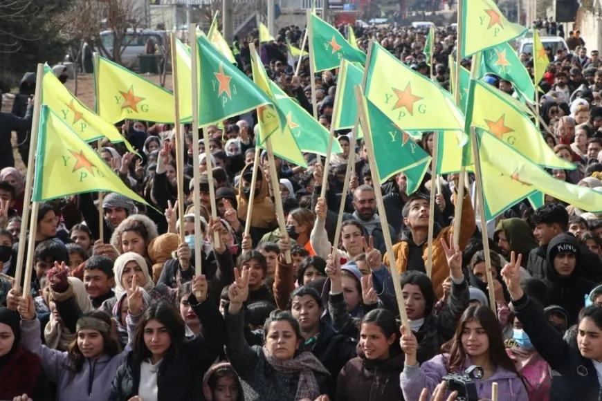 Şêniyên Kobanê bi boneya salvegera rizgarkirina bajarê xwe meşiyan
