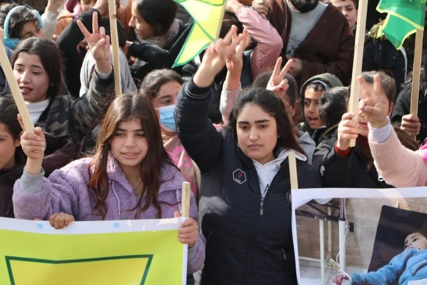 Şêniyên Kobanê bi boneya salvegera rizgarkirina bajarê xwe meşiyan