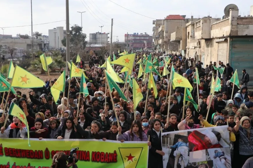 Şêniyên Kobanê bi boneya salvegera rizgarkirina bajarê xwe meşiyan