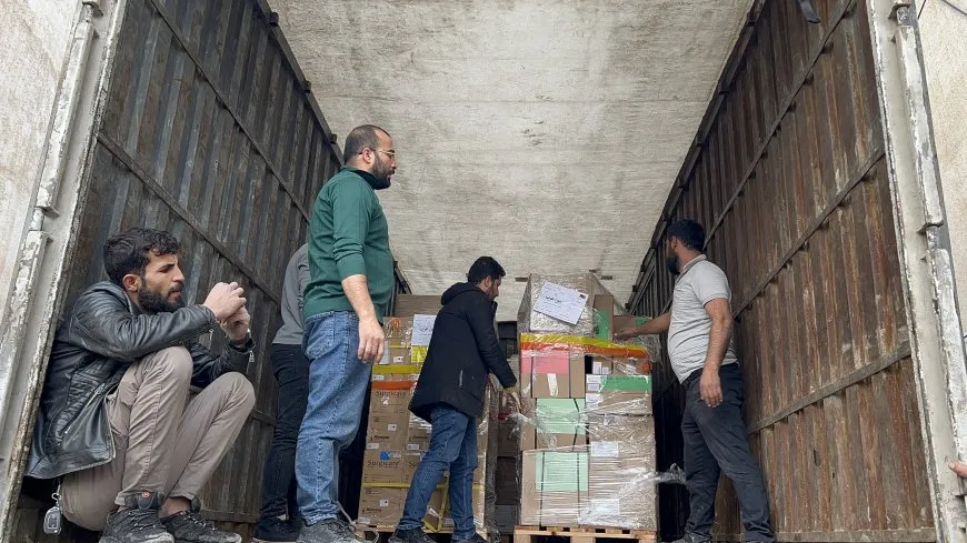 5 kamyonên Xaça Sor gihîştin Kobanê