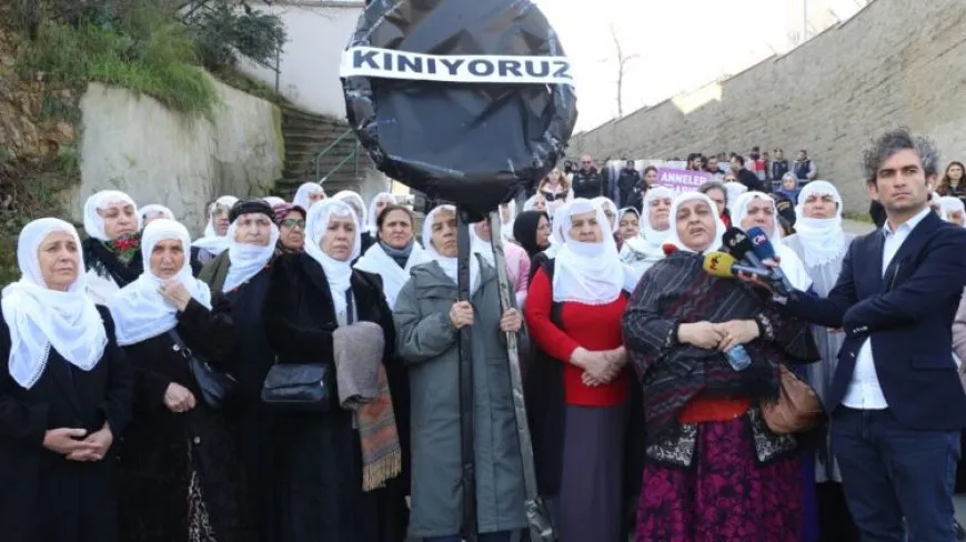 Dayikên Aştiyê: Li Rojhilata Navîn bi navê demokrasiyê komkujî tên kirin