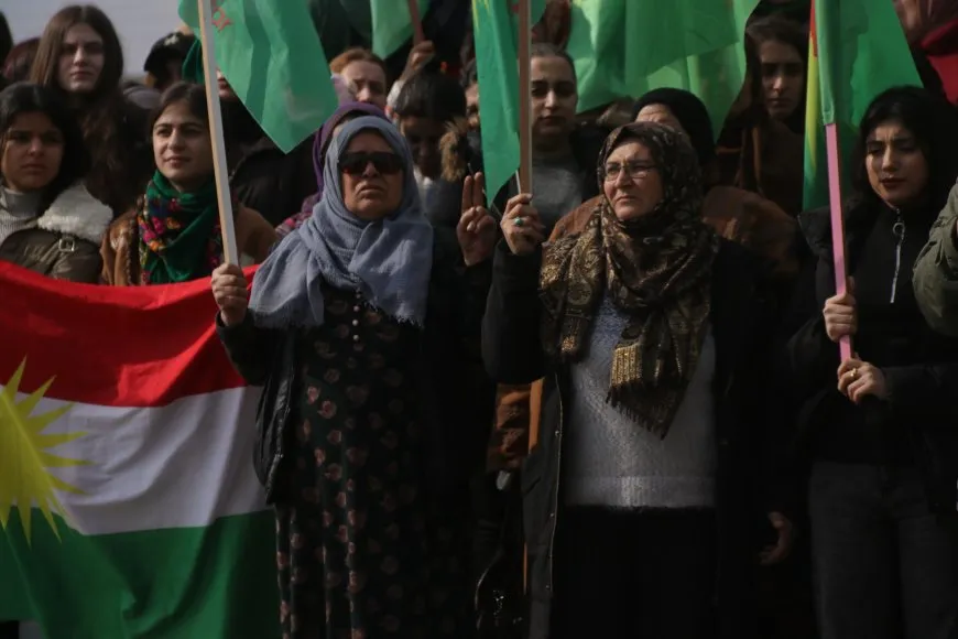 Jinan gotinên nefretê û bêrêziya li hemberî jinên şoreşger şermezar kirin