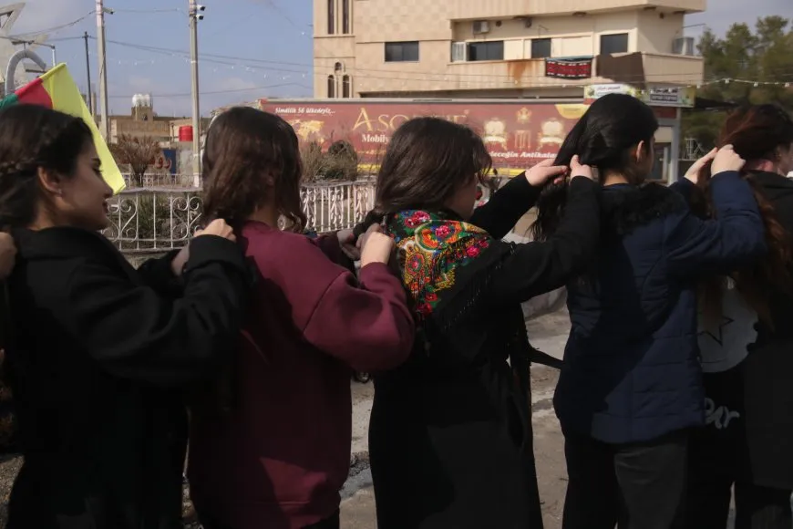 Jinan gotinên nefretê û bêrêziya li hemberî jinên şoreşger şermezar kirin