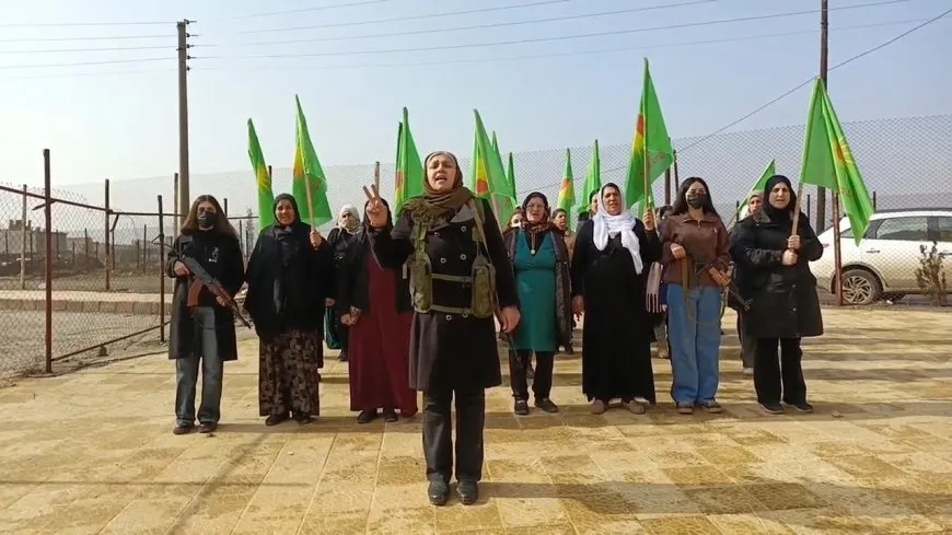 Jinan gotinên nefretê û bêrêziya li hemberî jinên şoreşger şermezar kirin
