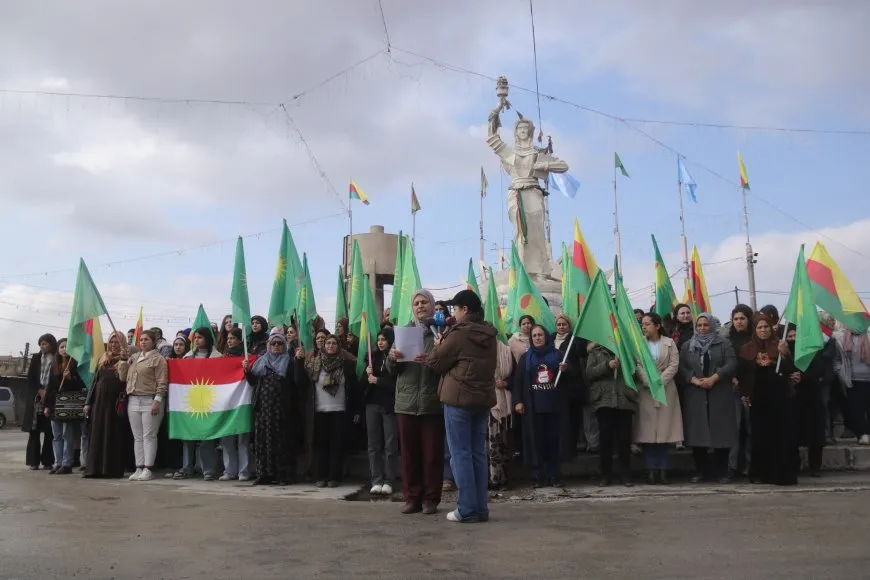 Jinan gotinên nefretê û bêrêziya li hemberî jinên şoreşger şermezar kirin