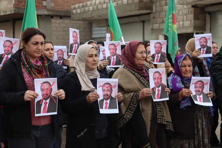 Jinan gotinên nefretê û bêrêziya li hemberî jinên şoreşger şermezar kirin