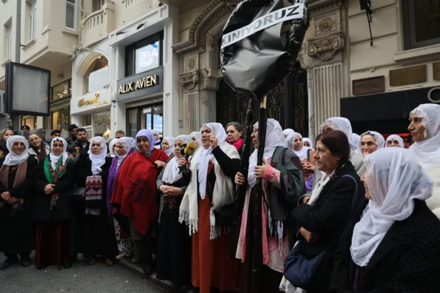 Dayikên Aştiyê li pêşiya sefaretxaneya Sûriyeyê hêrsa xwe anî ziman: HTŞˊê DAIŞˊa nû ye