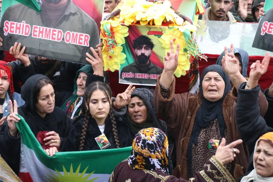 Bi hezaran kesî şehîd Ehmed Omer ber bi Başûr ve oxir kir