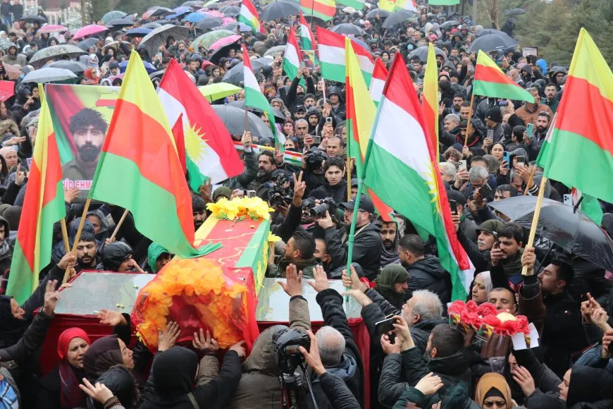 Bi hezaran kesî şehîd Ehmed Omer ber bi Başûr ve oxir kir