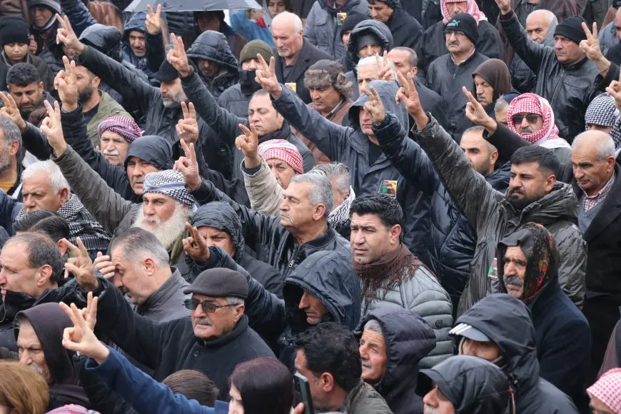 Bi hezaran kesî şehîd Ehmed Omer ber bi Başûr ve oxir kir