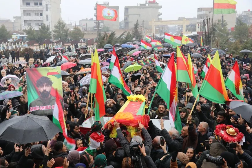 Bi hezaran kesî şehîd Ehmed Omer ber bi Başûr ve oxir kir