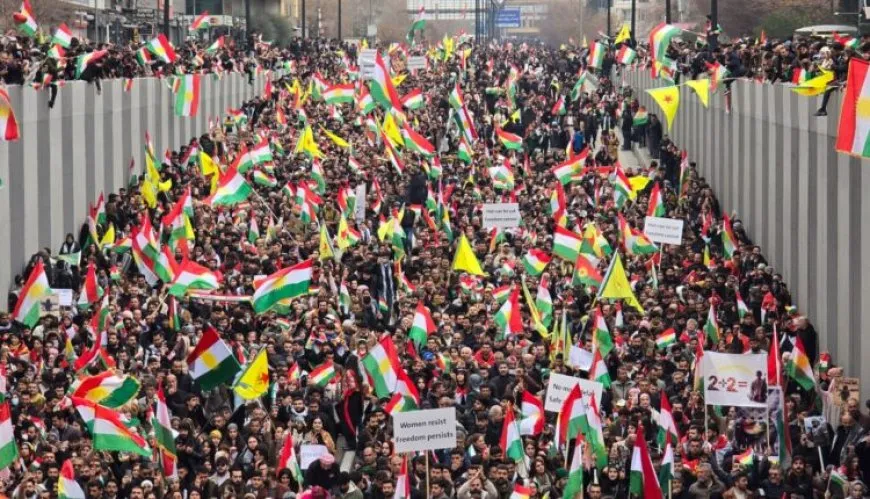 Bi sed hezaran kes  li Silêmanî ji bo Rojava meşiyan