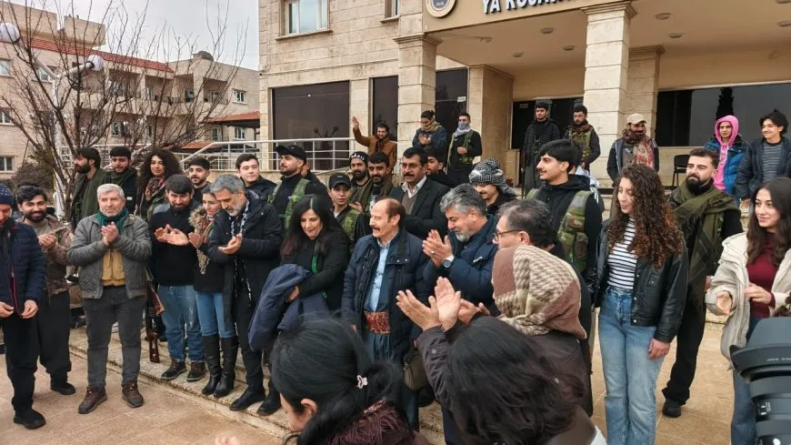 Şandeyeke hunermendên Kurd hat Rojava