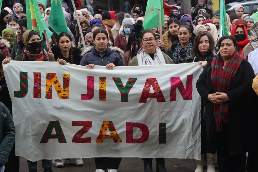 Kongra Star ji bo piştgiriya meşa ‘Jin Rojava Diparêzin’ mîtîng li dar xist