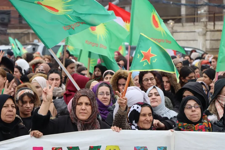 Kongra Star ji bo piştgiriya meşa ‘Jin Rojava Diparêzin’ mîtîng li dar xist