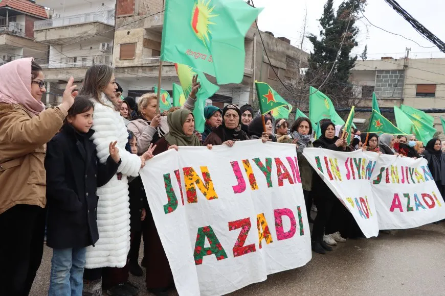 Kongra Star ji bo piştgiriya meşa ‘Jin Rojava Diparêzin’ mîtîng li dar xist