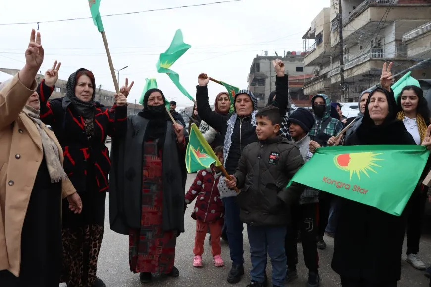 Kongra Star ji bo piştgiriya meşa ‘Jin Rojava Diparêzin’ mîtîng li dar xist