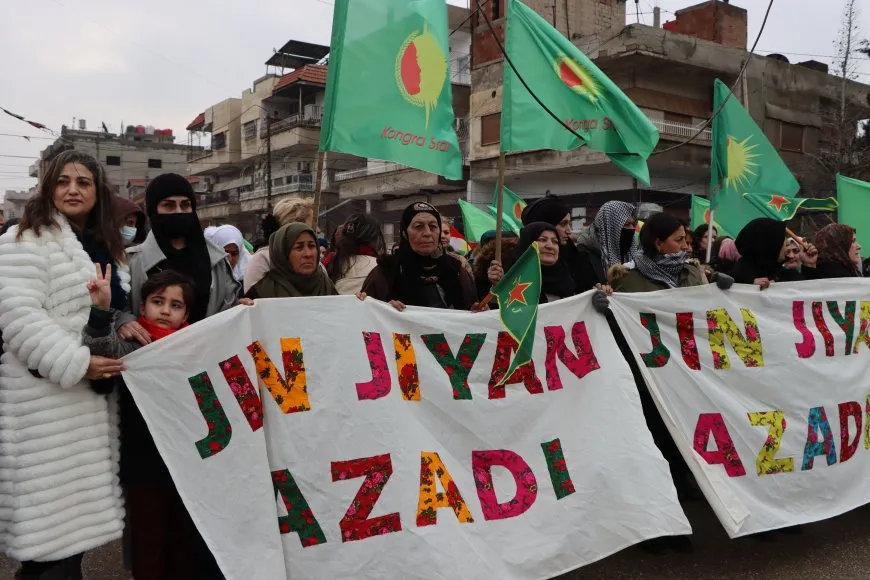 Kongra Star ji bo piştgiriya meşa ‘Jin Rojava Diparêzin’ mîtîng li dar xist