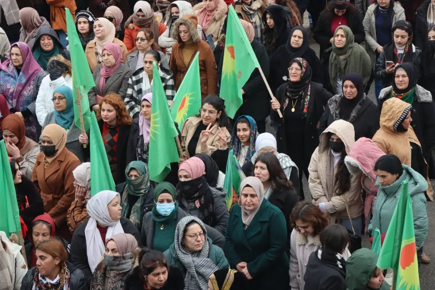 Kongra Star ji bo piştgiriya meşa ‘Jin Rojava Diparêzin’ mîtîng li dar xist