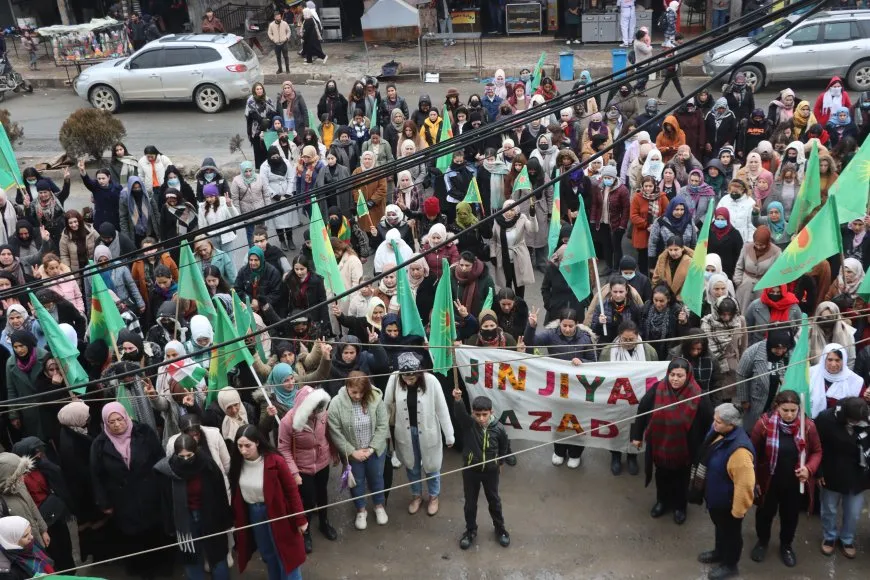 Kongra Star ji bo piştgiriya meşa ‘Jin Rojava Diparêzin’ mîtîng li dar xist