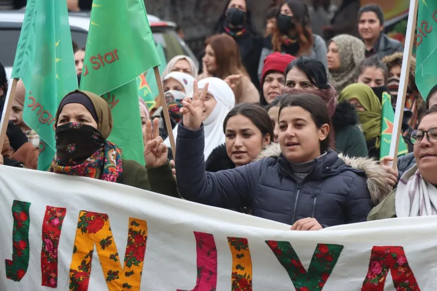 Kongra Star ji bo piştgiriya meşa ‘Jin Rojava Diparêzin’ mîtîng li dar xist