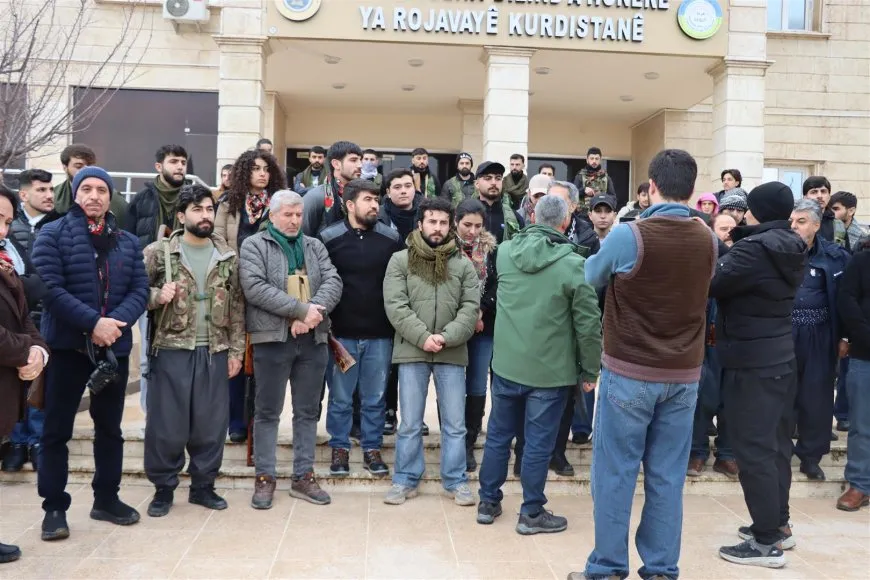 Şandeyeke hunermendên Kurd hat Rojava