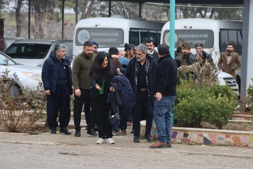 Şandeyeke hunermendên Kurd hat Rojava