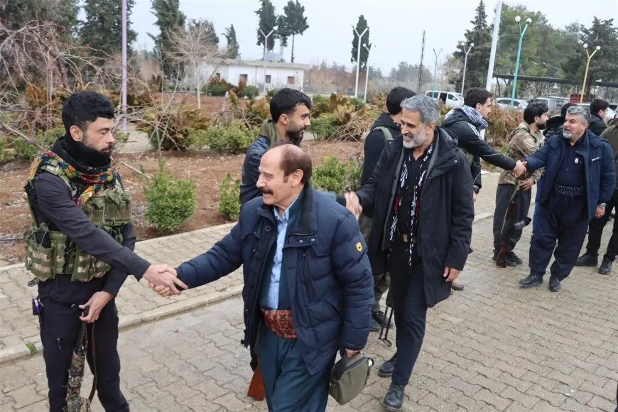 Şandeyeke hunermendên Kurd hat Rojava