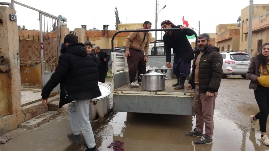 Şêniyên Girkê Legê xwarinê ji şervanan re amade dikin