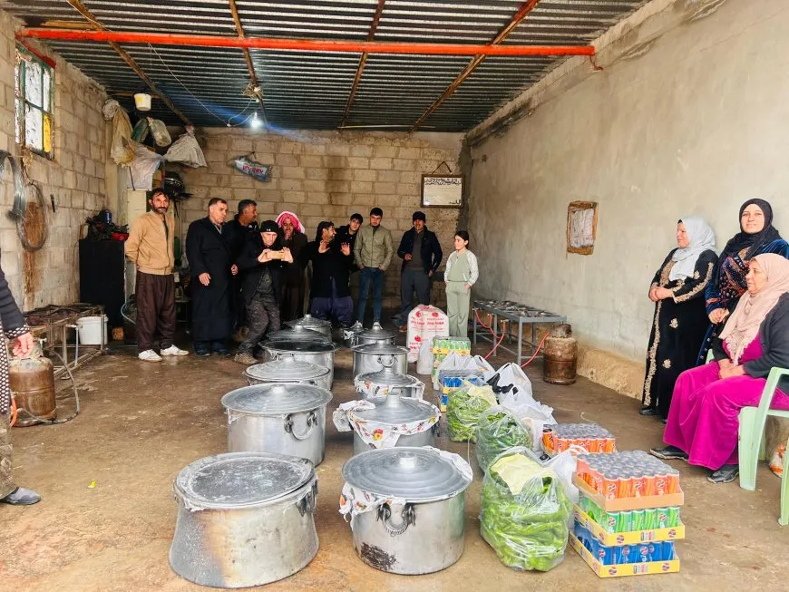 Şêniyên Girkê Legê xwarinê ji şervanan re amade dikin