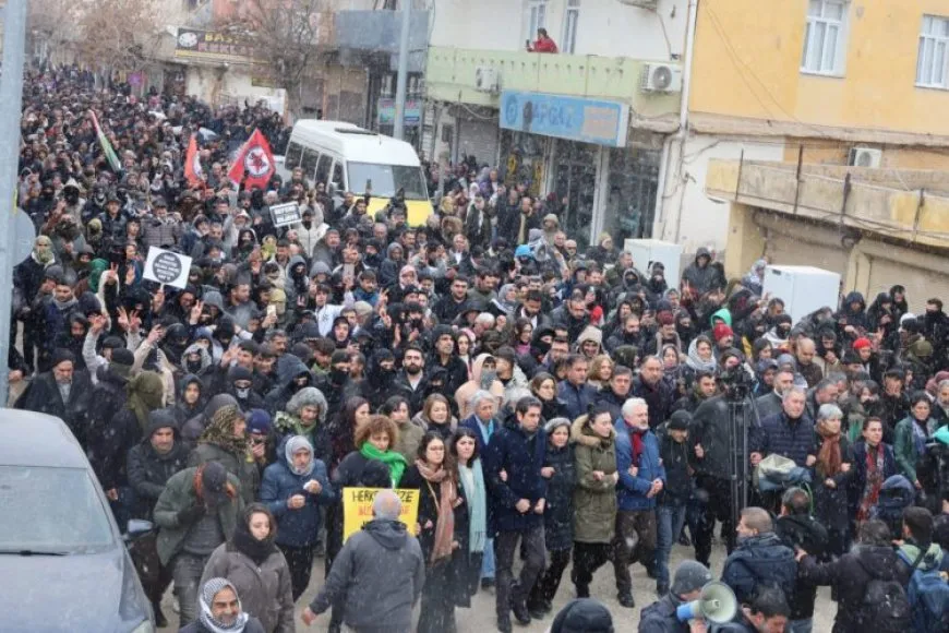 Sibe xelkê Pirsûs ber bi sînorê Kobanê ve dimeşe