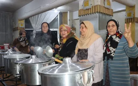 Dayîk ji bo şervanên di çeperan de xwarinê çêdikin