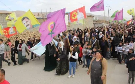 Girseyê Wargeha Mexmûrê ji bo Roja Piştevaniya Rojava meşiya
